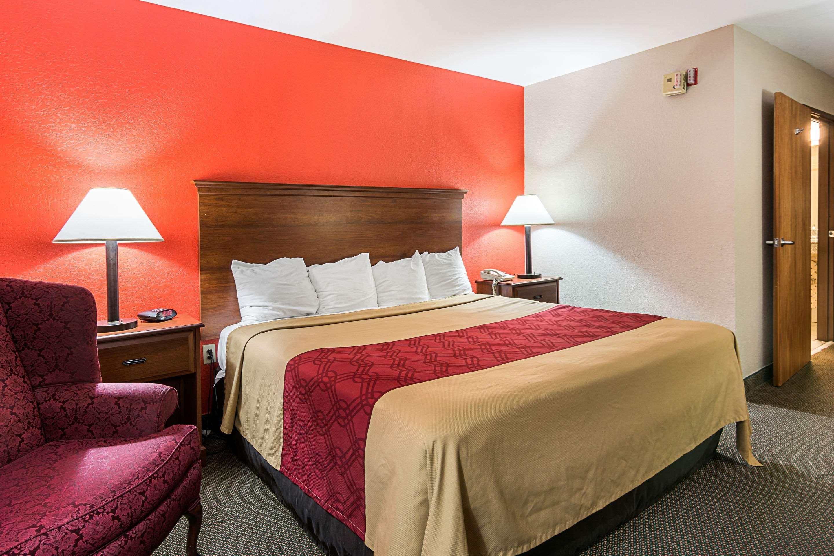 Econo Lodge Andrews Afb Клинтън Екстериор снимка