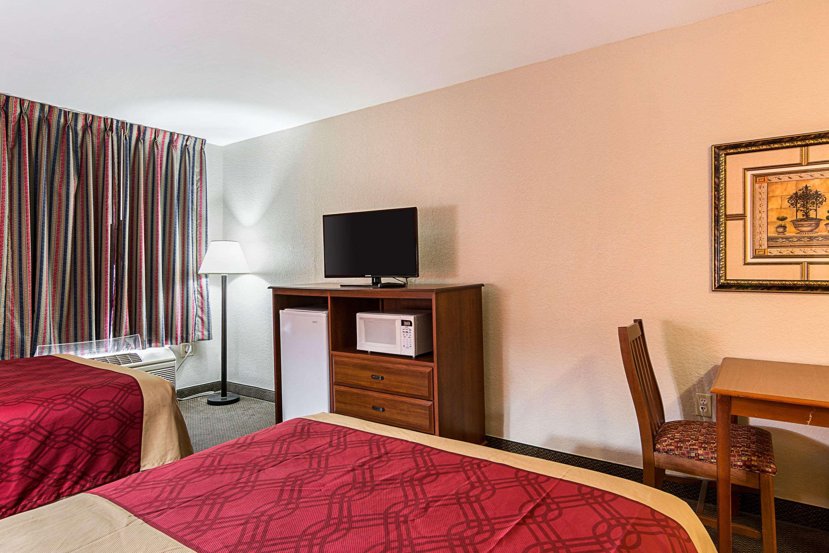 Econo Lodge Andrews Afb Клинтън Екстериор снимка