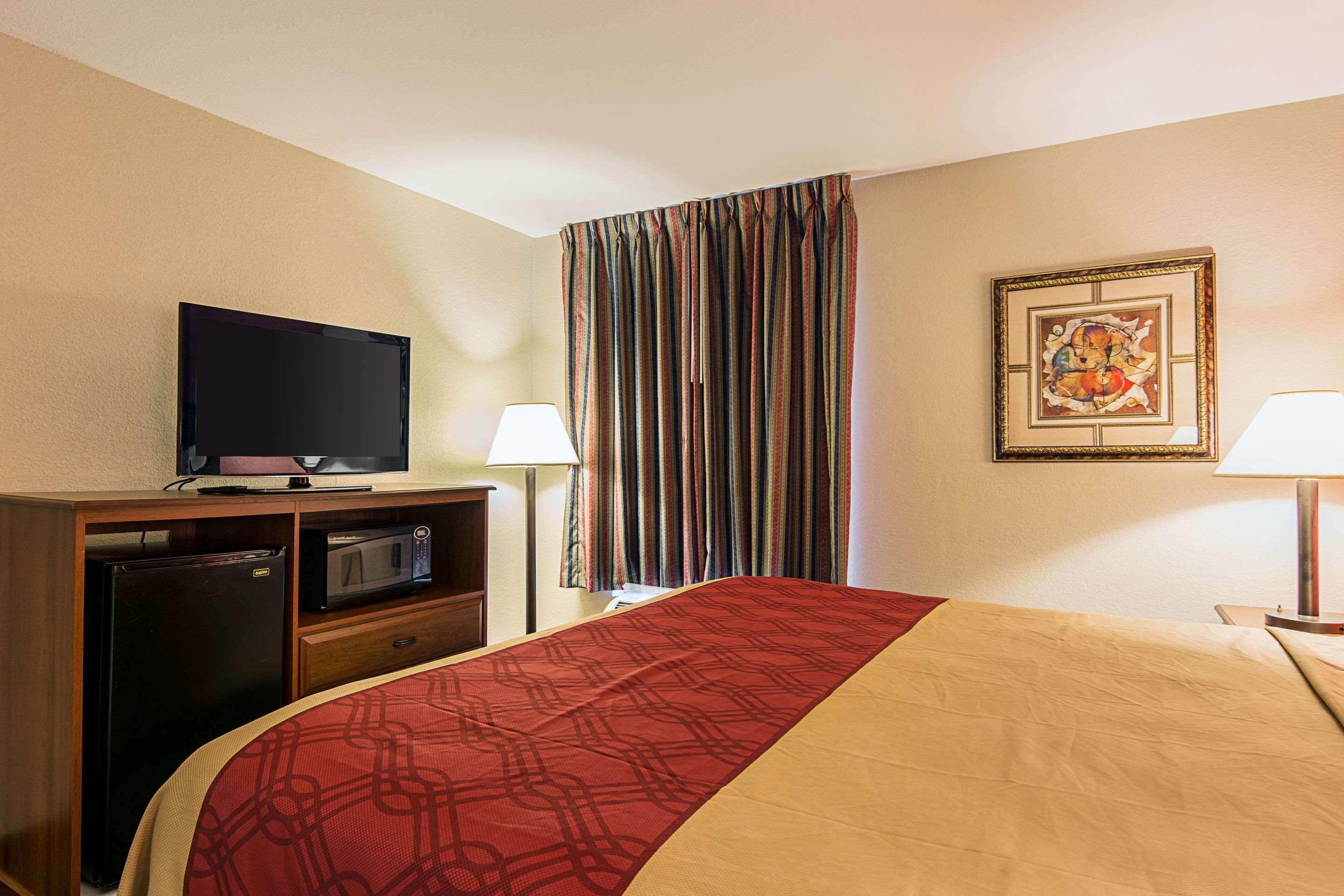 Econo Lodge Andrews Afb Клинтън Екстериор снимка