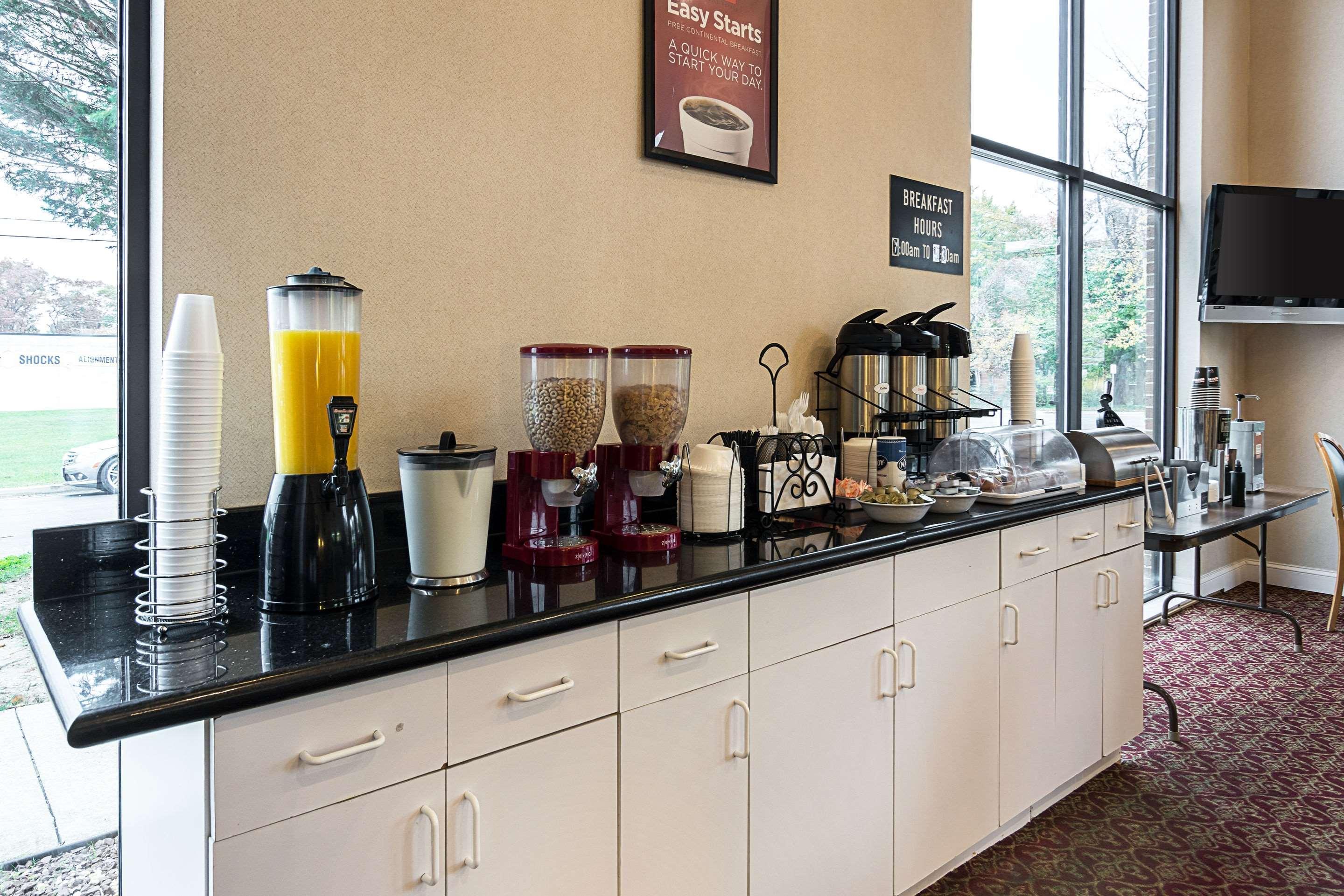 Econo Lodge Andrews Afb Клинтън Екстериор снимка