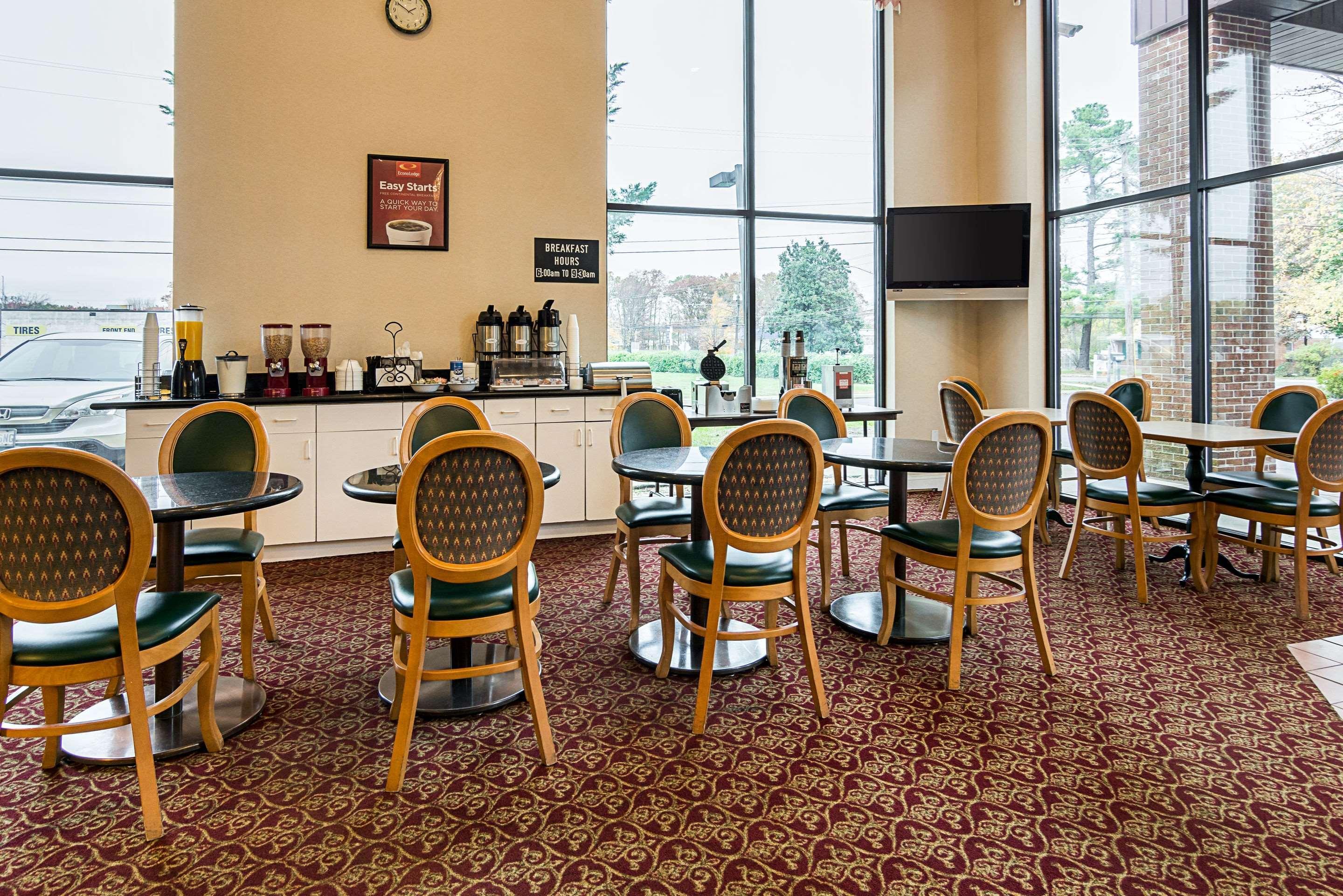 Econo Lodge Andrews Afb Клинтън Екстериор снимка