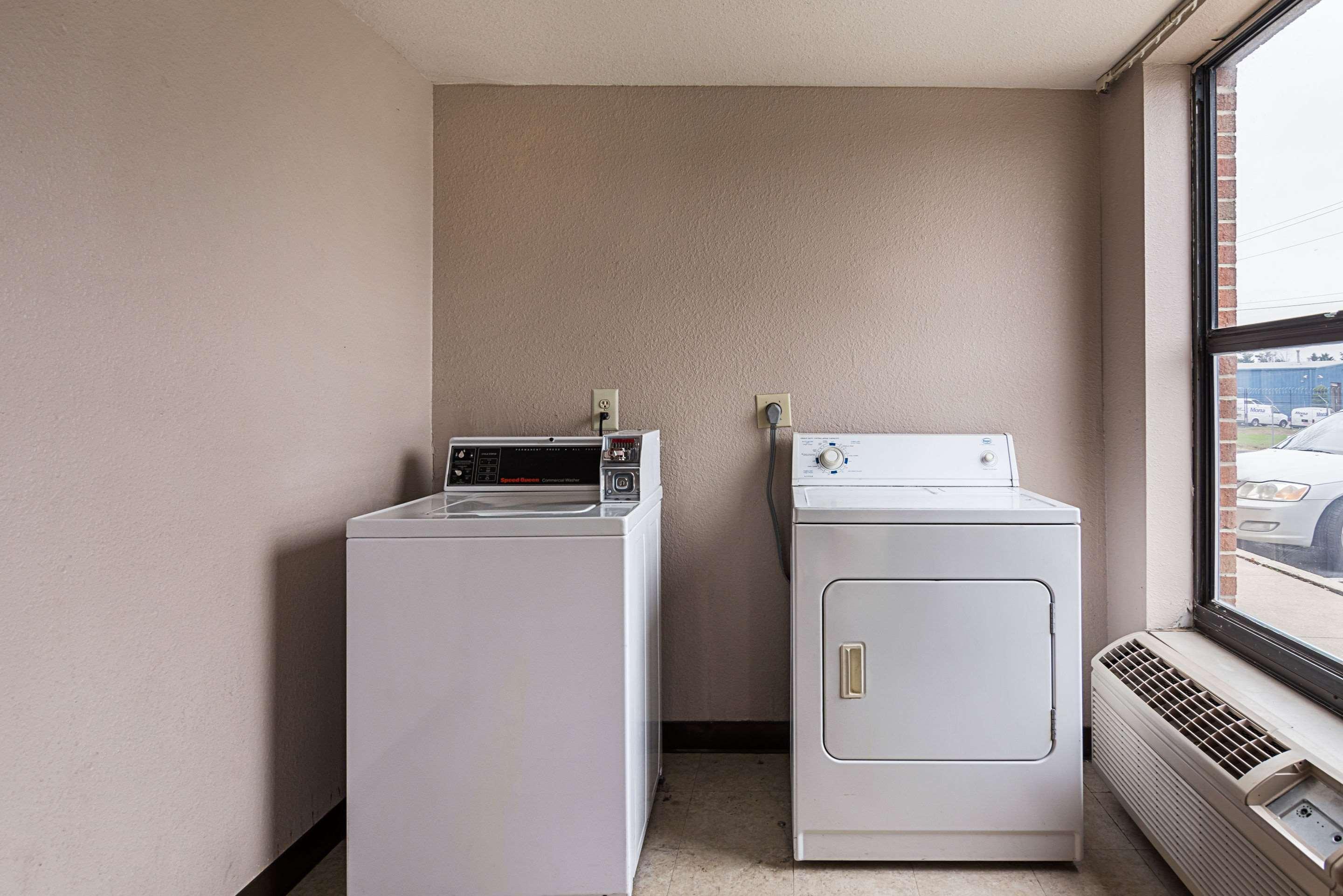 Econo Lodge Andrews Afb Клинтън Екстериор снимка